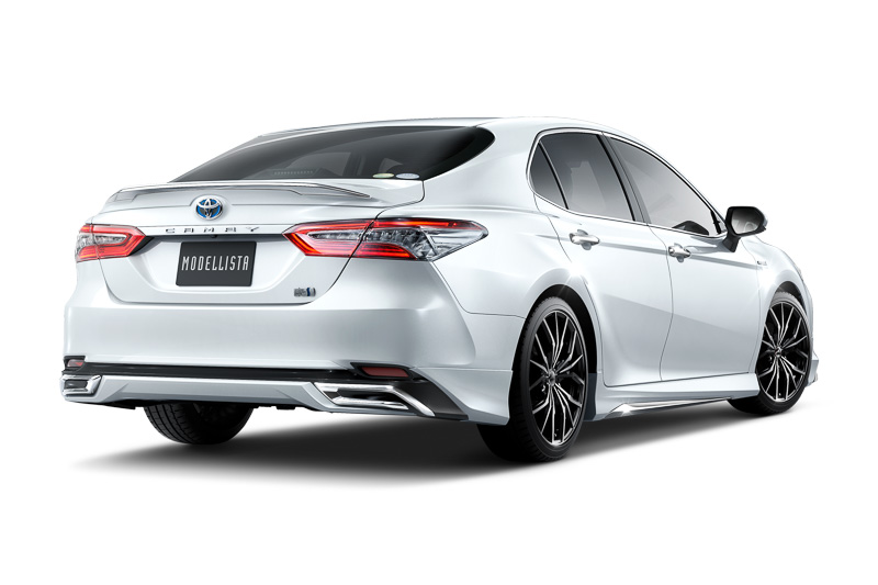 「MODELLISTA エアロキット」（塗装済17万1720円、素地15万5520円）を装着した新型カムリ