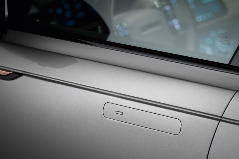 サイドビューで「Reductionism（還元主義）」の理念を表現する「デプロイアブル・ドアハンドル」。走行時などはドアパネルにドアノブが格納され、すっきりとフラットな面構成となる