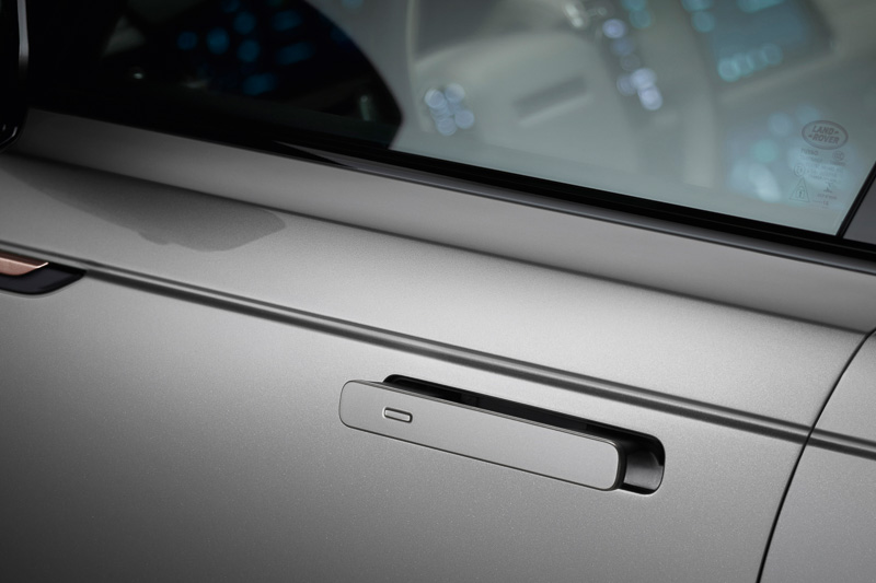 サイドビューで「Reductionism（還元主義）」の理念を表現する「デプロイアブル・ドアハンドル」。走行時などはドアパネルにドアノブが格納され、すっきりとフラットな面構成となる