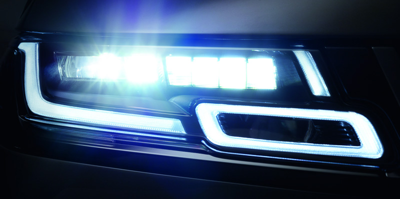 80km/h以上で走行しているときには550m先までハイビームで照らし、前方カメラで対向車や前方の車両を検知してハイビームが当たらないようLEDを調整して高い視認性を確保できる「マトリックス・レーザーLEDヘッドランプ」