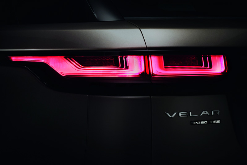 80km/h以上で走行しているときには550m先までハイビームで照らし、前方カメラで対向車や前方の車両を検知してハイビームが当たらないようLEDを調整して高い視認性を確保できる「マトリックス・レーザーLEDヘッドランプ」