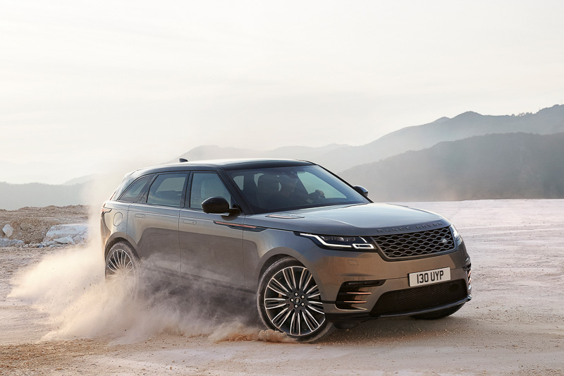 AWDシステムの「インテリジェント・ドライブライン・ダイナミクス（IDD）」は、通常は発進時から最大の安定性が得られるよう前後トルク配分を50：50に設定。路面状況に応じてフロント100％からリア100％まで自在にトルク配分をコントロールする