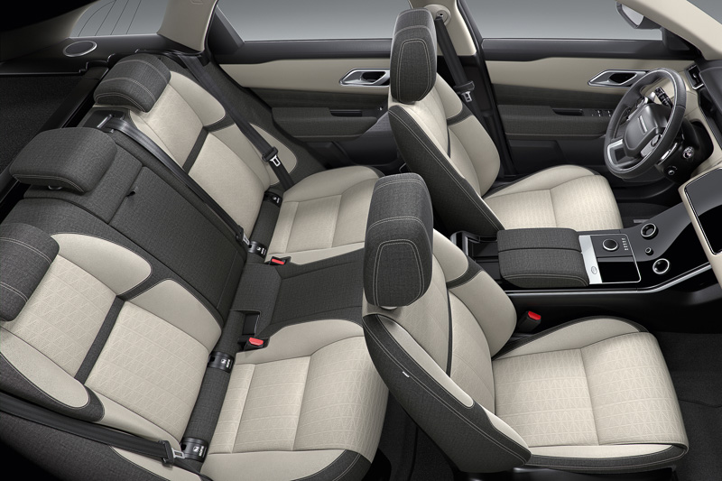 ヴェラールの内装では従来からあるレザー素材に加え、クヴァドラとのコラボレーションで生み出された「プレミアムテキスタイル」が自動車業界で初採用された