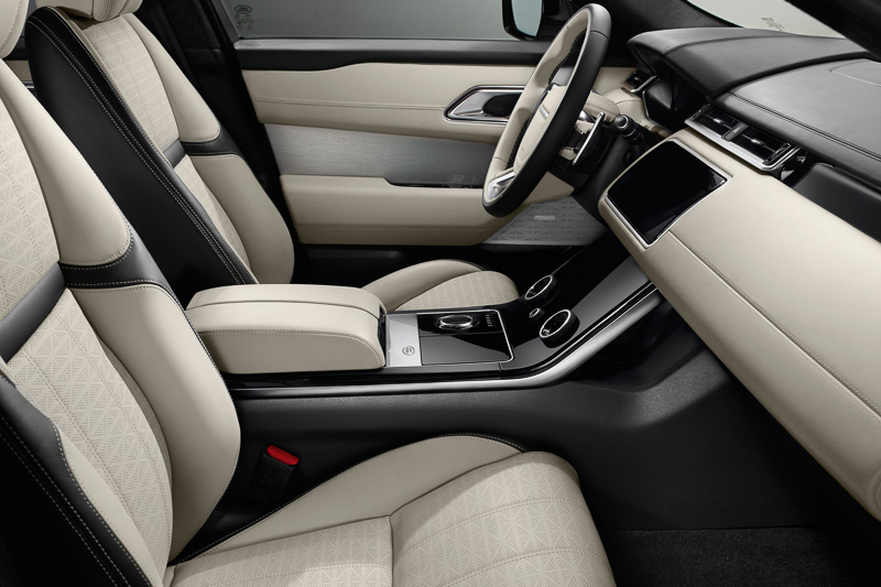 ヴェラールの内装では従来からあるレザー素材に加え、クヴァドラとのコラボレーションで生み出された「プレミアムテキスタイル」が自動車業界で初採用された