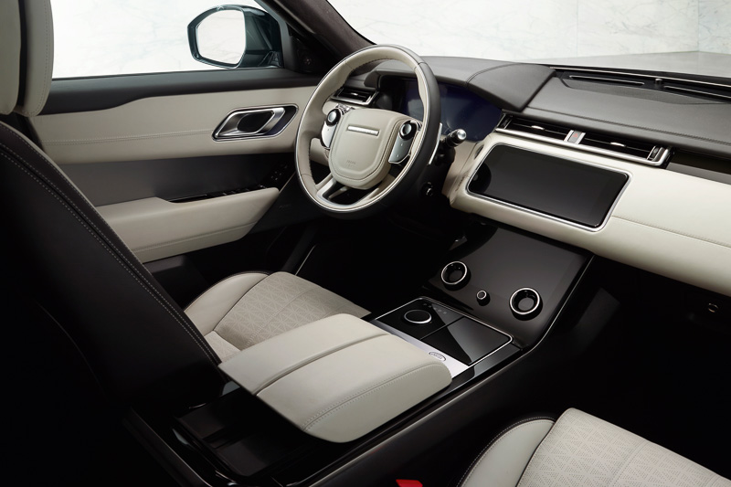 ヴェラールの内装では従来からあるレザー素材に加え、クヴァドラとのコラボレーションで生み出された「プレミアムテキスタイル」が自動車業界で初採用された