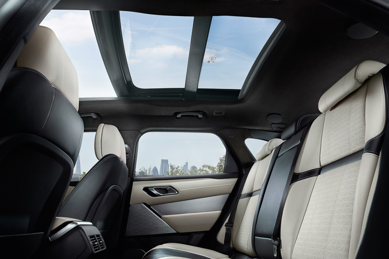 固定式とスライド式の2種類のパノラミックルーフをオプション設定