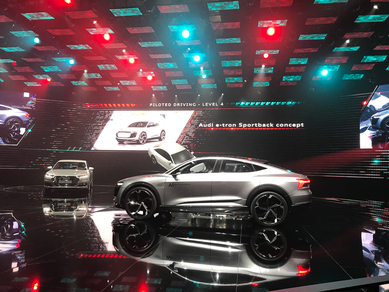 新型「A8」発表の様子