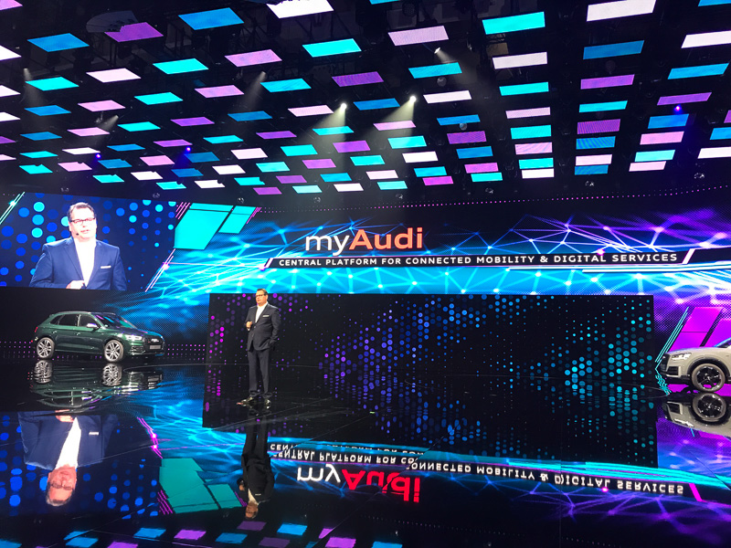 新型「A8」発表の様子