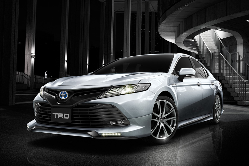 「エアロパーツセット」（塗装済：税別17万円、素地：税別15万8000円）などの各種TRDパーツを装着した新型カムリ