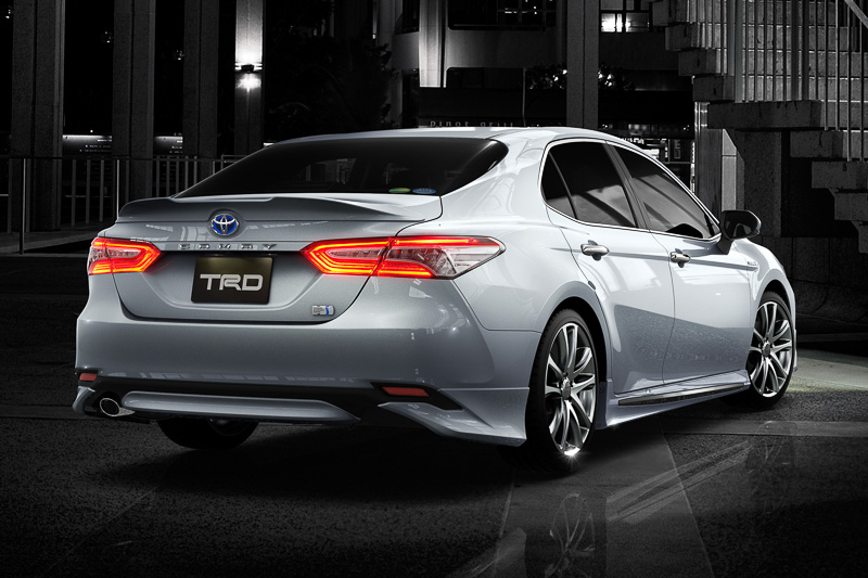 「エアロパーツセット」（塗装済：税別17万円、素地：税別15万8000円）などの各種TRDパーツを装着した新型カムリ