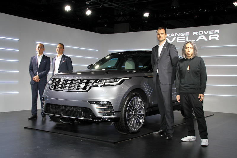 新型SUV「レンジローバー ヴェラール」の発表会に出席したメンバー。左からジャガー・ランドローバー・ジャパン株式会社 マーケティング・広報部 ディレクターの若林敬市氏、代表取締役社長のマグナス・ハンソン氏、英ランドローバー チーフ・デザイナーのジェレミー・ウォーターマン氏、発表会会場のプロデュースをした藤原ヒロシ氏
