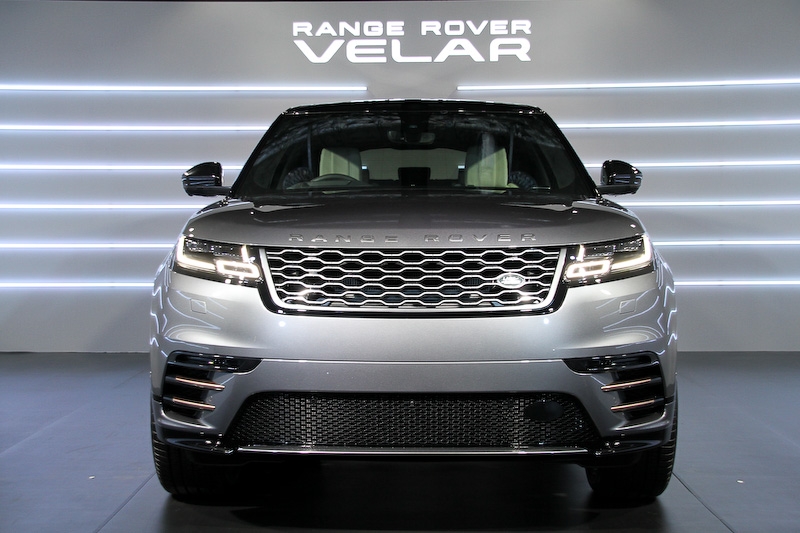 V型6気筒3.0リッター スーパーチャージドエンジンに8速ATを組み合わせる「VELAR FIRST EDITION」。価格はシリーズ中もっとも高い1526万円。FIRST EDITIONは2018年モデルのみで展開され、22インチの「スタイル9007アロイホイール」をはじめ「FIRST EDITIONバッヂ」「ヘッド・アップ・ディスプレイ（HUD）」「マトリックス・レーザーLEDヘッドランプ」「ATPC」「テレイン･レスポンス2オート」「アクティビティキー」などを標準装備