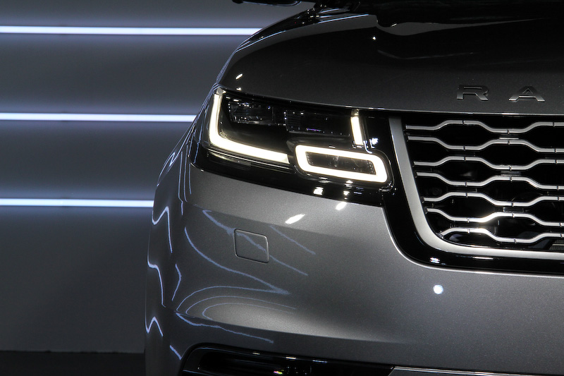 V型6気筒3.0リッター スーパーチャージドエンジンに8速ATを組み合わせる「VELAR FIRST EDITION」。価格はシリーズ中もっとも高い1526万円。FIRST EDITIONは2018年モデルのみで展開され、22インチの「スタイル9007アロイホイール」をはじめ「FIRST EDITIONバッヂ」「ヘッド・アップ・ディスプレイ（HUD）」「マトリックス・レーザーLEDヘッドランプ」「ATPC」「テレイン･レスポンス2オート」「アクティビティキー」などを標準装備