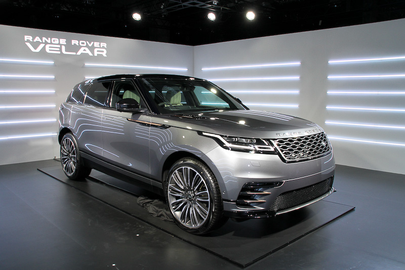 V型6気筒3.0リッター スーパーチャージドエンジンに8速ATを組み合わせる「VELAR FIRST EDITION」。価格はシリーズ中もっとも高い1526万円。FIRST EDITIONは2018年モデルのみで展開され、22インチの「スタイル9007アロイホイール」をはじめ「FIRST EDITIONバッヂ」「ヘッド・アップ・ディスプレイ（HUD）」「マトリックス・レーザーLEDヘッドランプ」「ATPC」「テレイン･レスポンス2オート」「アクティビティキー」などを標準装備