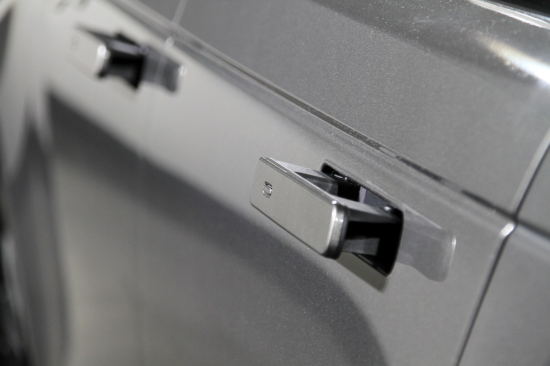 V型6気筒3.0リッター スーパーチャージドエンジンに8速ATを組み合わせる「VELAR R-DYNAMIC SE」（1129万円）