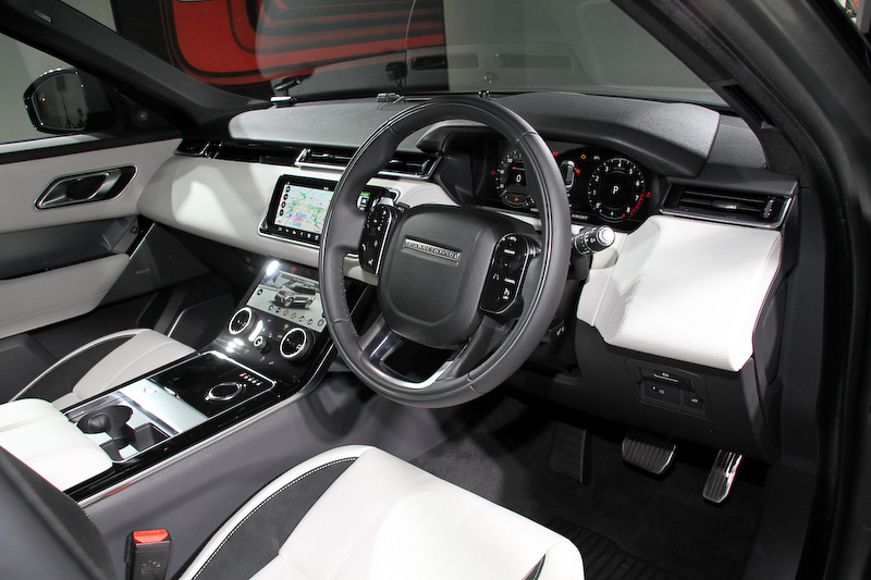 インテリアでは全グレードに2つの10.2インチタッチスクリーンからなる最新のインフォテインメントシステム「Touch Pro Duo」を標準装備したほか、ボタンやダイヤル類を可能な限り排除して直感的に各種操作を行なえるようにした