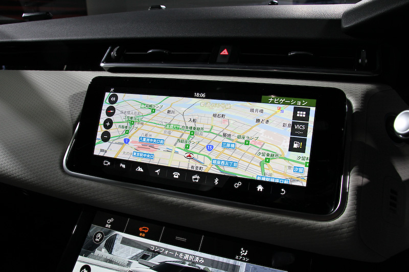 インテリアでは全グレードに2つの10.2インチタッチスクリーンからなる最新のインフォテインメントシステム「Touch Pro Duo」を標準装備したほか、ボタンやダイヤル類を可能な限り排除して直感的に各種操作を行なえるようにした