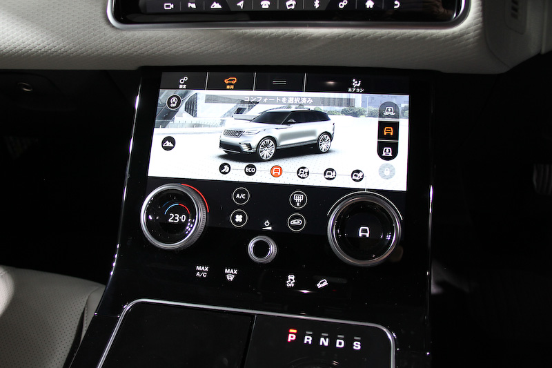 インテリアでは全グレードに2つの10.2インチタッチスクリーンからなる最新のインフォテインメントシステム「Touch Pro Duo」を標準装備したほか、ボタンやダイヤル類を可能な限り排除して直感的に各種操作を行なえるようにした