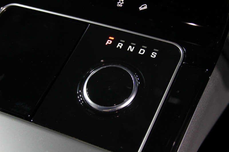 インテリアでは全グレードに2つの10.2インチタッチスクリーンからなる最新のインフォテインメントシステム「Touch Pro Duo」を標準装備したほか、ボタンやダイヤル類を可能な限り排除して直感的に各種操作を行なえるようにした