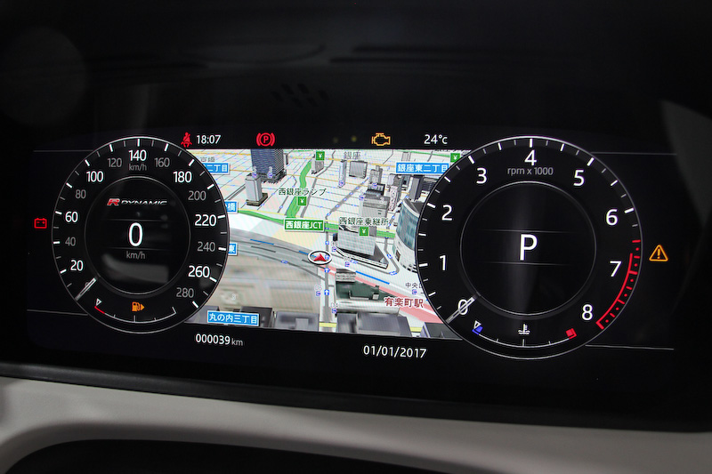 インテリアでは全グレードに2つの10.2インチタッチスクリーンからなる最新のインフォテインメントシステム「Touch Pro Duo」を標準装備したほか、ボタンやダイヤル類を可能な限り排除して直感的に各種操作を行なえるようにした