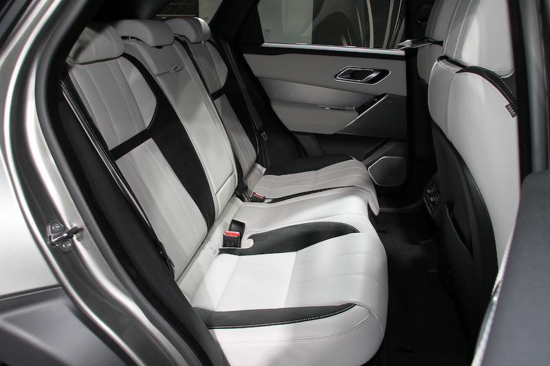 インテリアでは全グレードに2つの10.2インチタッチスクリーンからなる最新のインフォテインメントシステム「Touch Pro Duo」を標準装備したほか、ボタンやダイヤル類を可能な限り排除して直感的に各種操作を行なえるようにした