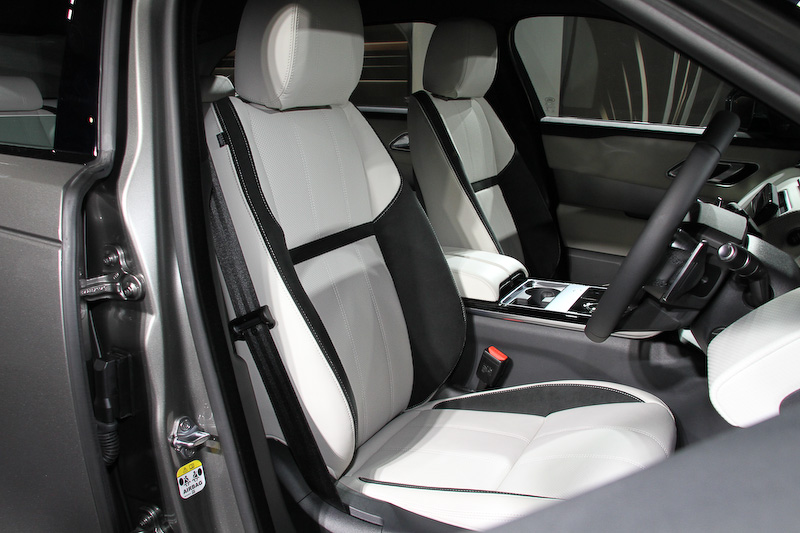 インテリアでは全グレードに2つの10.2インチタッチスクリーンからなる最新のインフォテインメントシステム「Touch Pro Duo」を標準装備したほか、ボタンやダイヤル類を可能な限り排除して直感的に各種操作を行なえるようにした