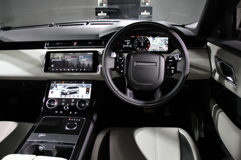 インテリアでは全グレードに2つの10.2インチタッチスクリーンからなる最新のインフォテインメントシステム「Touch Pro Duo」を標準装備したほか、ボタンやダイヤル類を可能な限り排除して直感的に各種操作を行なえるようにした