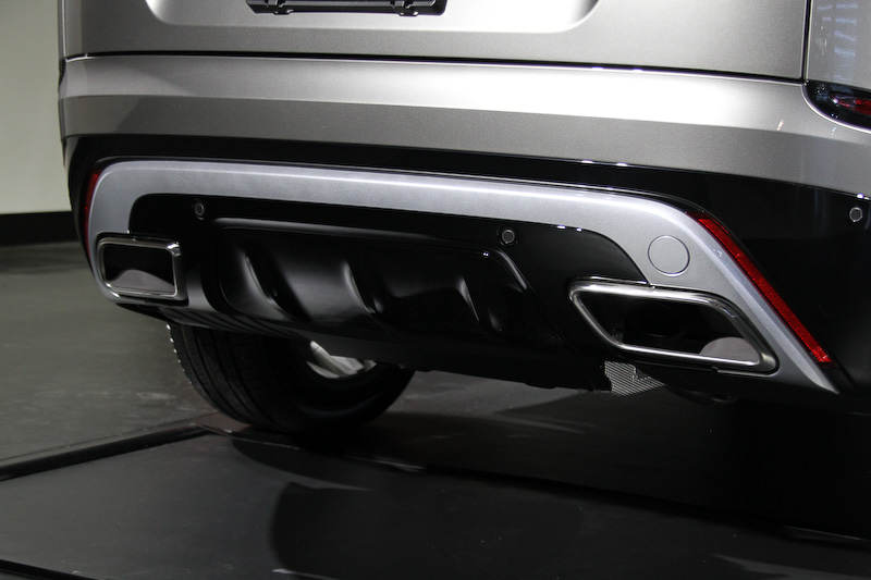 V型6気筒3.0リッター スーパーチャージドエンジンに8速ATを組み合わせる「VELAR R-DYNAMIC SE」（1129万円）