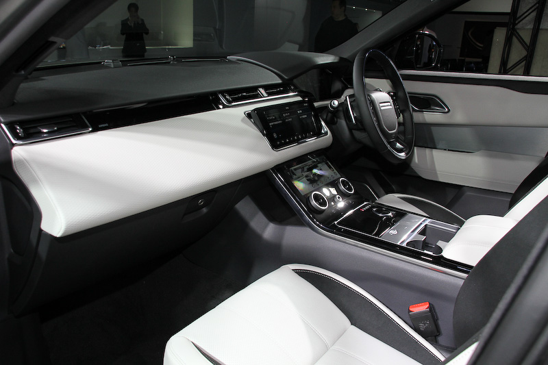 インテリアでは全グレードに2つの10.2インチタッチスクリーンからなる最新のインフォテインメントシステム「Touch Pro Duo」を標準装備したほか、ボタンやダイヤル類を可能な限り排除して直感的に各種操作を行なえるようにした