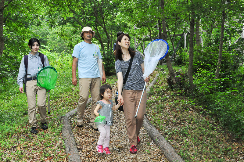 奥山さんと池原さん、2人のガイドさんと一緒に散策します