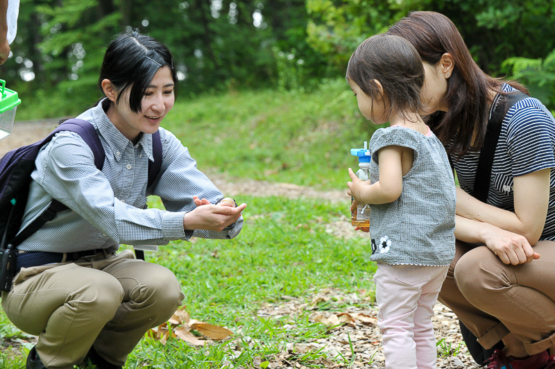 池原さんが小さいカマキリをキャッチ