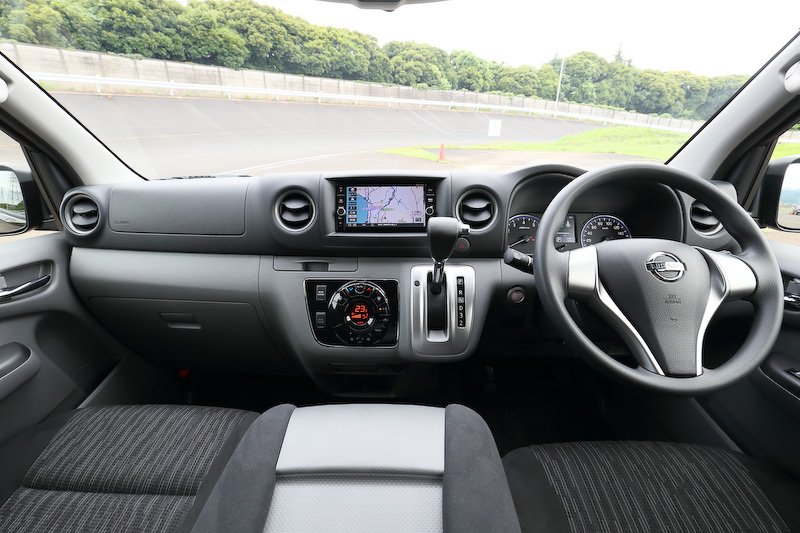 インテリアでは、新たにワイド2DINサイズのオーディオ、モダンなデザインのステアリング、ピアノブラックとメッキ処理を施した「オートエアコン」（プレミアムGX/GXに標準装備）を採用するなど利便装備を拡充。また、静かにバックドアを全閉できる「バックドアオートクロージャー」をプレミアムGX/GXに標準装備（DX/VXにオプション）するなど利便性も高められた