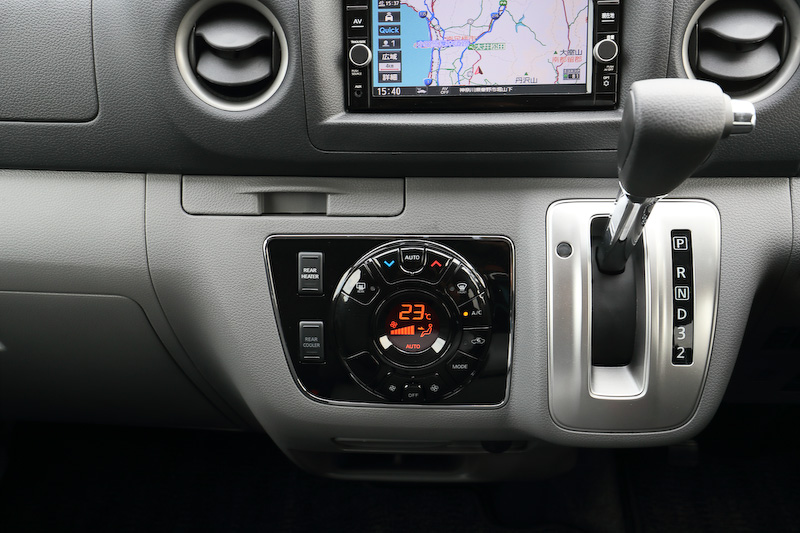 オートエアコンではスイッチを運転席側に集中配置することで操作性を高めている