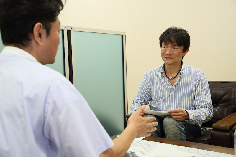 新型NV350 キャラバンについて、モータージャーナリストの岡本幸一郎氏が開発責任者にインタビュー