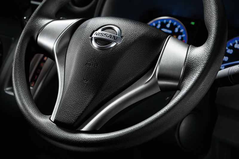 「プレミアムGX」「GX」に設定されるシルバー加飾を施したステアリングとシートファブリック