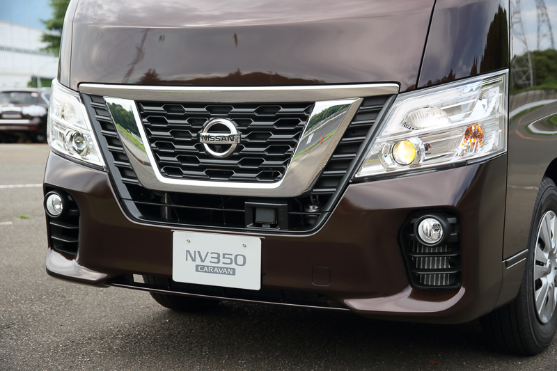 Vモーショングリルをさらに強調し、LEDヘッドライトを全車にオプション設定。