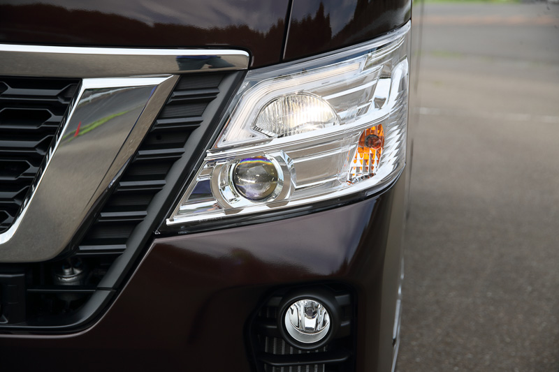 Vモーショングリルをさらに強調し、LEDヘッドライトを全車にオプション設定。