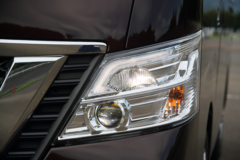 Vモーショングリルをさらに強調し、LEDヘッドライトを全車にオプション設定。