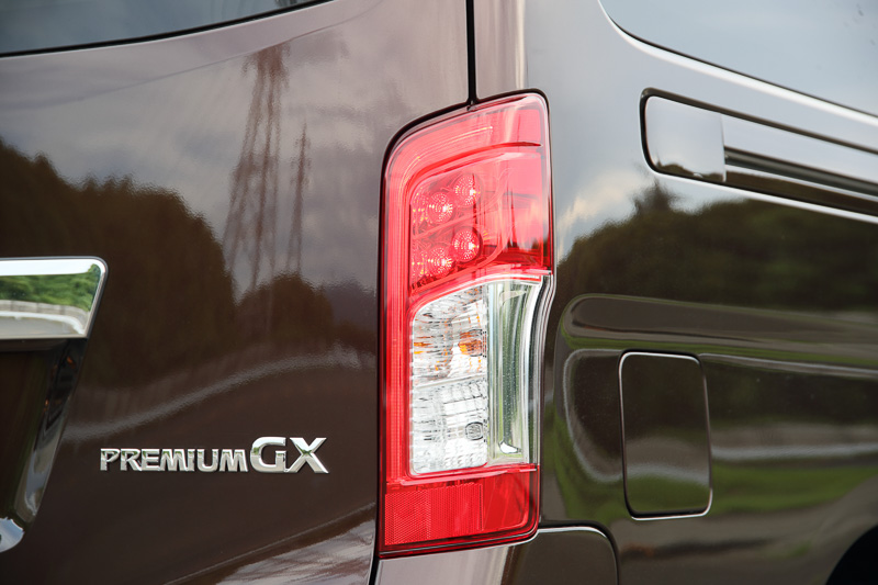 リアコンビネーションランプにはLEDのストップランプ、LED導光タイプのテールランプを採用した