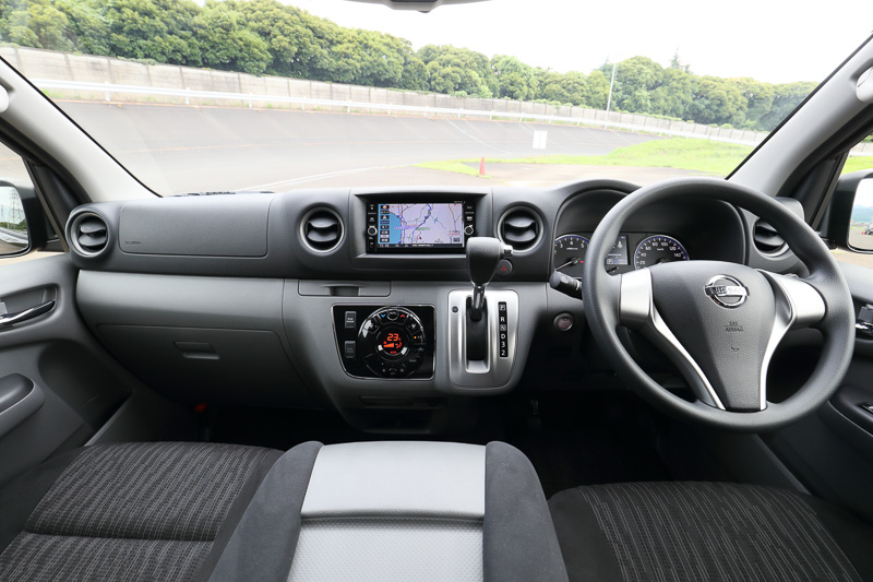 インテリアでは新タイプのステアリングを採用