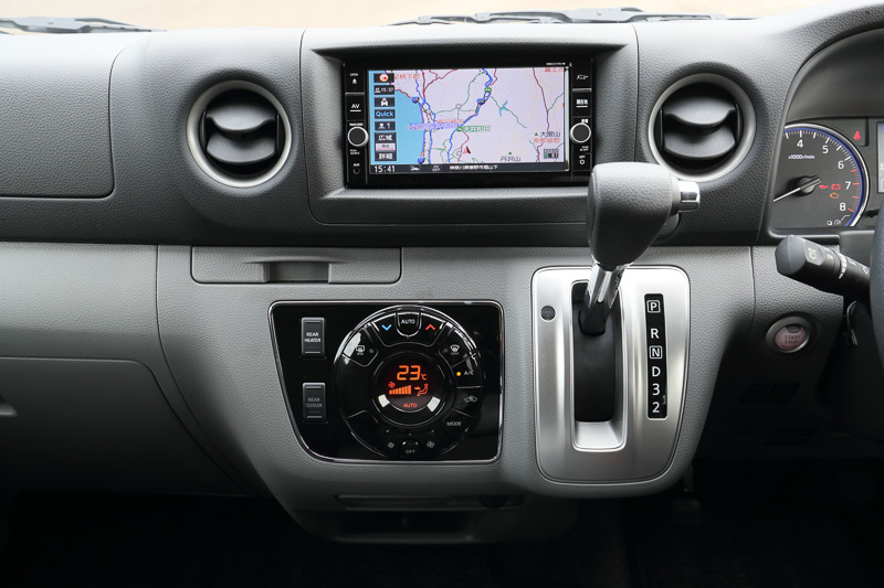 ピアノブラック加飾が与えられたエアコン操作パネルは、液晶モニターと大きなスイッチ類を1つにまとめて使い勝手を高めた