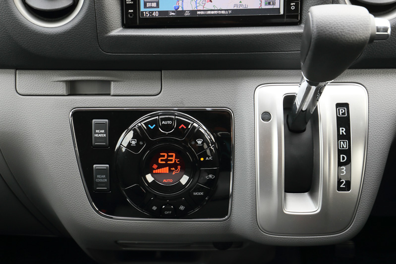 ピアノブラック加飾が与えられたエアコン操作パネルは、液晶モニターと大きなスイッチ類を1つにまとめて使い勝手を高めた