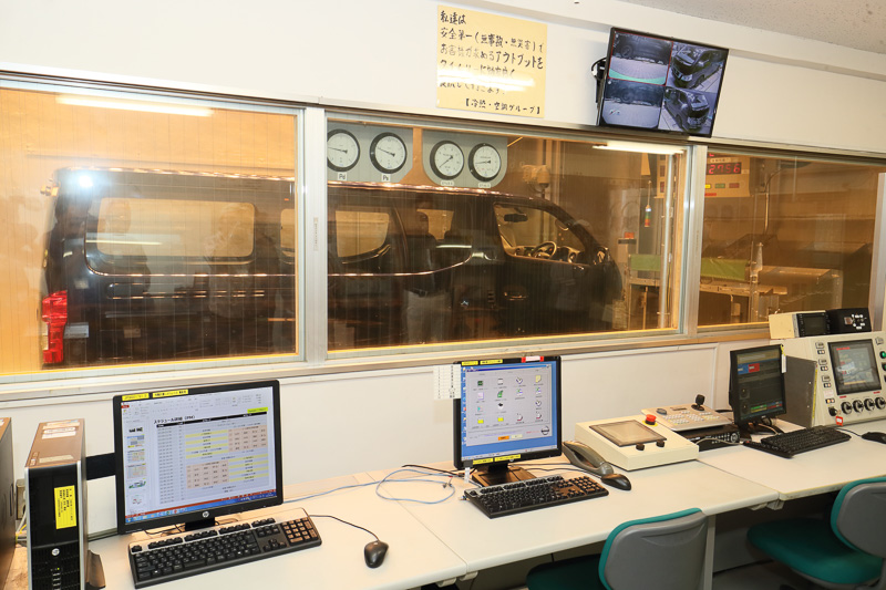 高温多湿の厳しい状況下での耐久性をチェックできる耐熱シャシーダイナモ