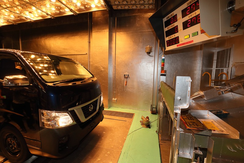 前方から風を送って200km/h相当の走行状態も再現可能