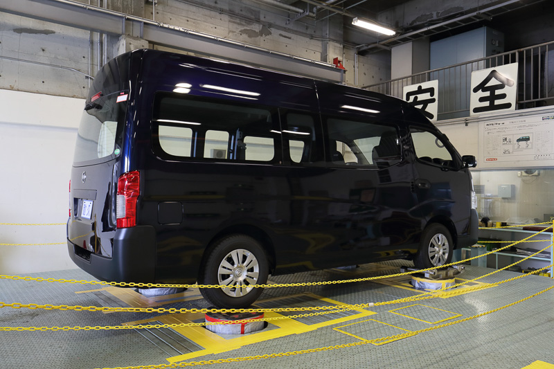 4つのタイヤそれぞれに入力を与えられる4輪加振器