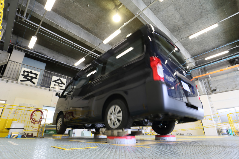 油圧アクチュエーターを上下にストロークさせ、激しい振動を発生。軽自動車からマイクロバスまで利用できる