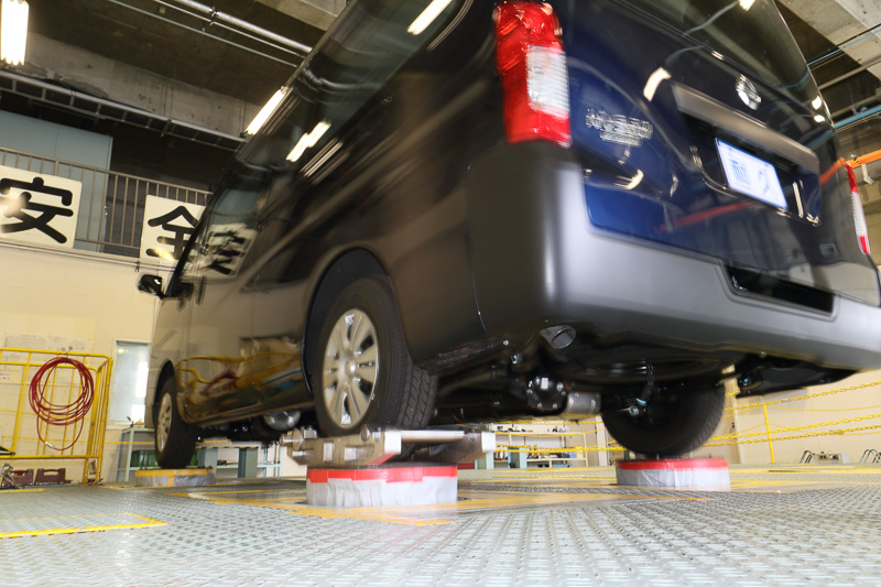 油圧アクチュエーターを上下にストロークさせ、激しい振動を発生。軽自動車からマイクロバスまで利用できる