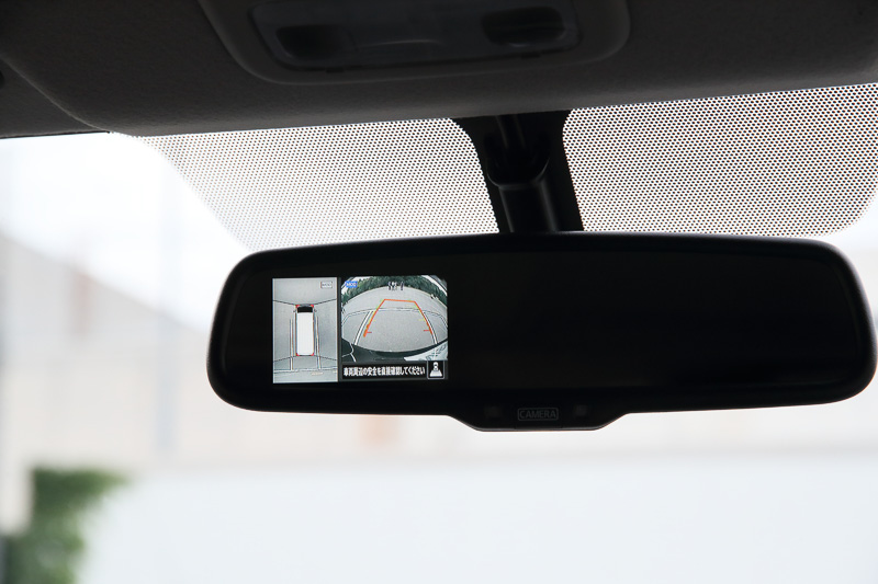 アラウンドビューモニターはセンターコンソールのナビ画面、またはディスプレイを内蔵したルームミラーに表示可能。移動物を検知して黄色い枠とブザーで警報を発するMOD機能も備える