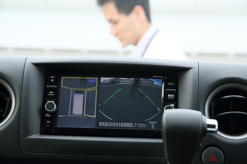 アラウンドビューモニターはセンターコンソールのナビ画面、またはディスプレイを内蔵したルームミラーに表示可能。移動物を検知して黄色い枠とブザーで警報を発するMOD機能も備える