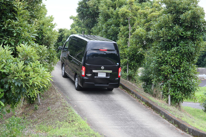 「ヒルスタートシステム」の体験風景。ドライバーがブレーキペダルから足を離してハイマウントストップランプが消えても、ブレーキが3秒間保持されるのでクルマは同じ場所をキープしている